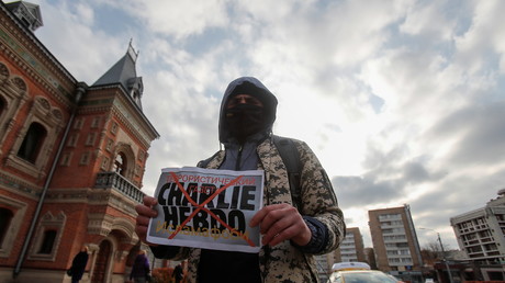 Caricatures de Mahomet : des musulmans se mobilisent devant l'ambassade de France à Moscou