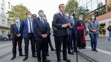 Emmanuel Macron s'adresse à la presse lors de sa visite sur les lieux de l'attentat à Nice, le 29 octobre 2020 (image d'illustration)
