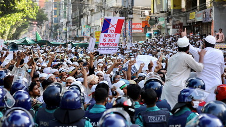 Manifestation après la prière du vendredi appelant au boycott des produits français et dénonçant le président français Emmanuel Macron pour ses commentaires sur les caricatures du prophète Mahomet, à Dacca, Bangladesh, le 30 octobre 2020.