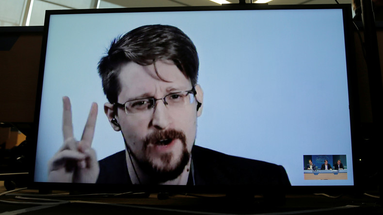 Le lanceur d'alerte américain Edward Snowden fait une demande de nationalité russe