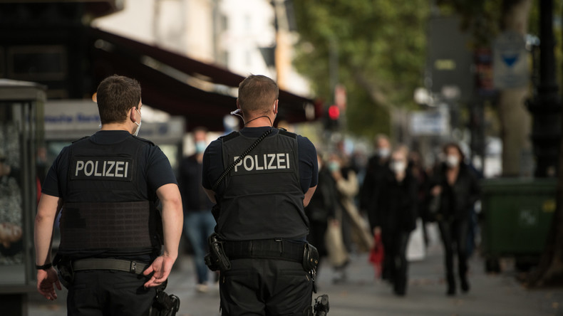 Allemagne : enquête sur un youtubeur syrien tenant en laisse un faux Macron