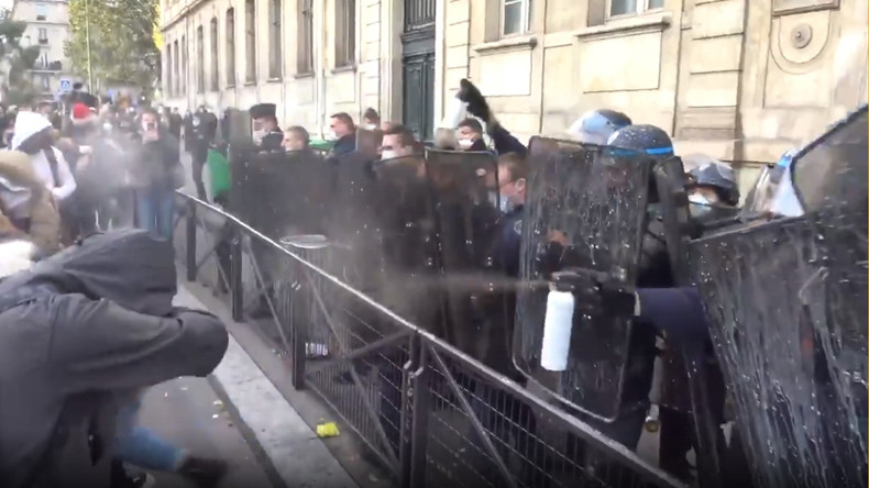 Paris : des lycéens manifestent contre l'ouverture des établissements en période de confinement