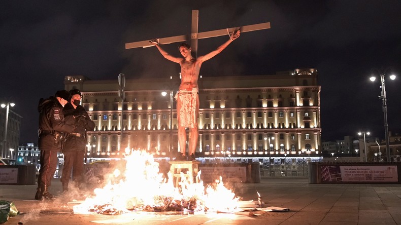 Moscou : un activiste simule une crucifixion devant le siège du FSB
