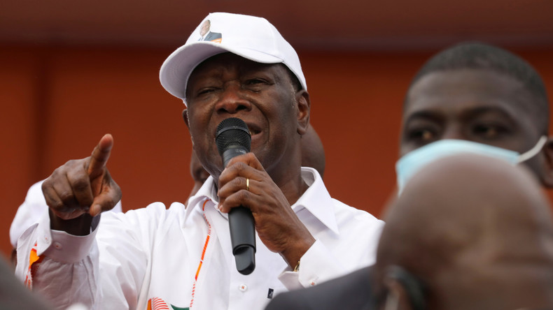 Côte d'Ivoire : Emmanuel Macron félicite Alassane Ouattara après une réélection controversée