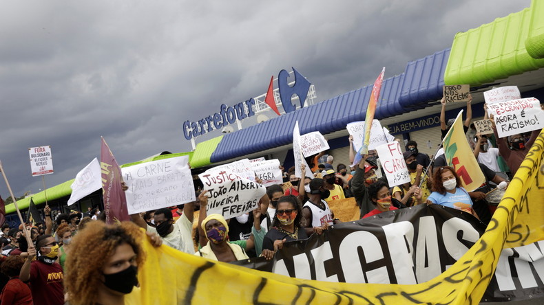 Au Brésil, arrestation de la responsable du Carrefour où un homme noir a été battu à mort