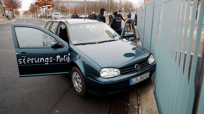 «Arrêtez la politique de mondialisation» : un véhicule fonce sur la Chancellerie fédérale à Berlin
