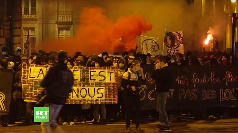 La police use de gaz lacrymogènes lors d'une manifestation à Nantes contre la loi Sécurité globale