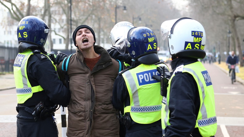 Londres : plus de 150 arrestations lors d'une manifestation contre les restrictions anti-Covid-19