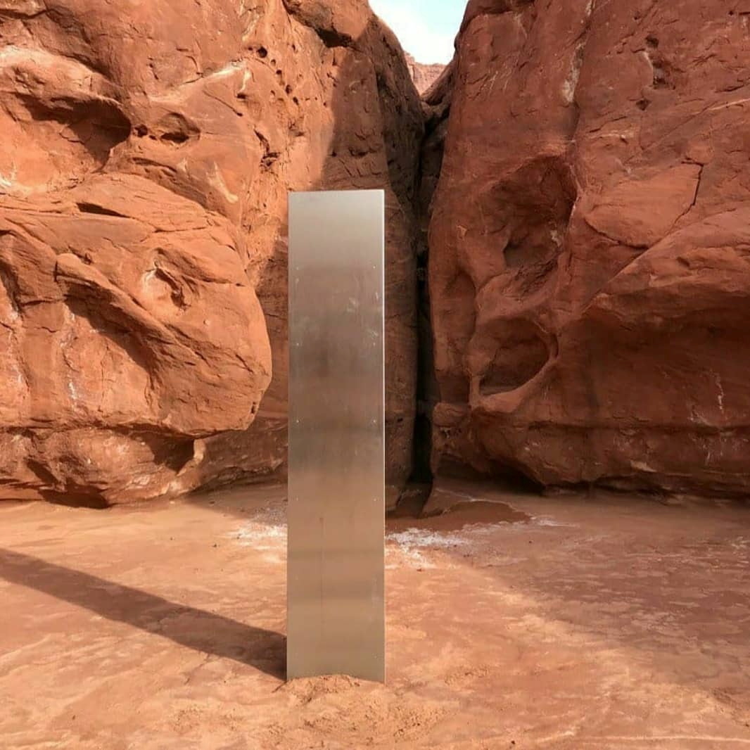 2020, l'Odyssée de l'espace ? Un mystérieux monolithe de métal découvert dans un désert américain