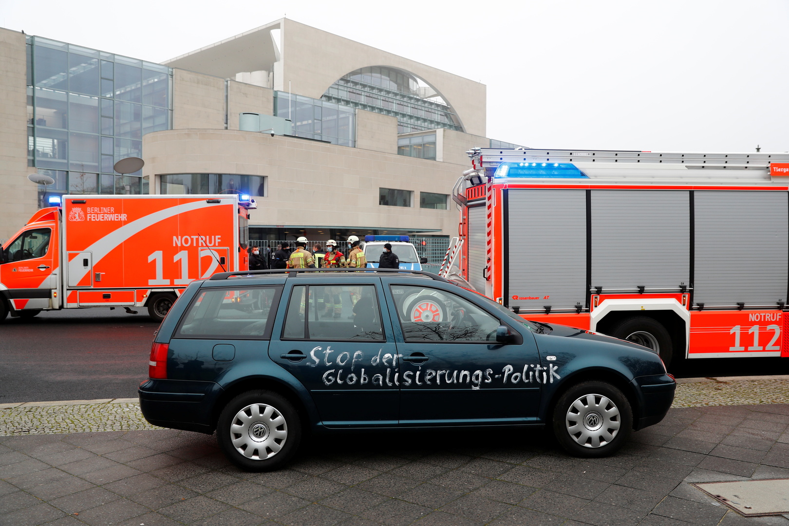 «Arrêtez la politique de mondialisation» : un véhicule fonce sur la Chancellerie fédérale à Berlin