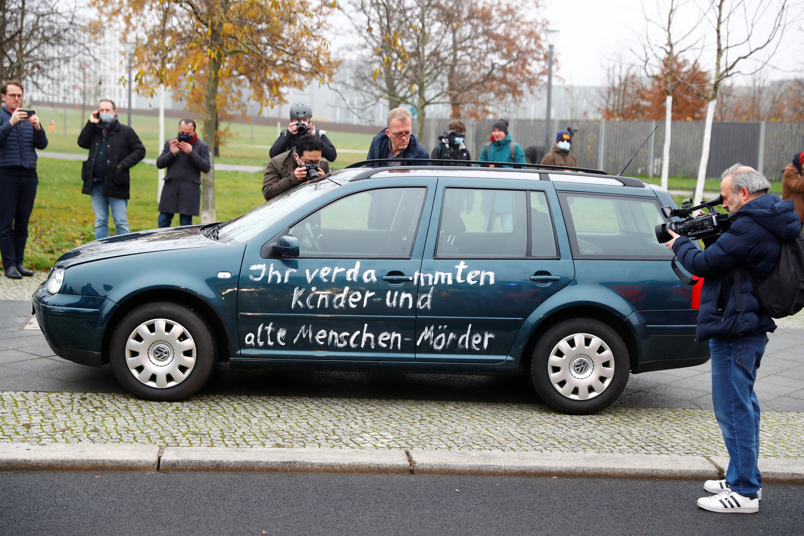 «Arrêtez la politique de mondialisation» : un véhicule fonce sur la Chancellerie fédérale à Berlin