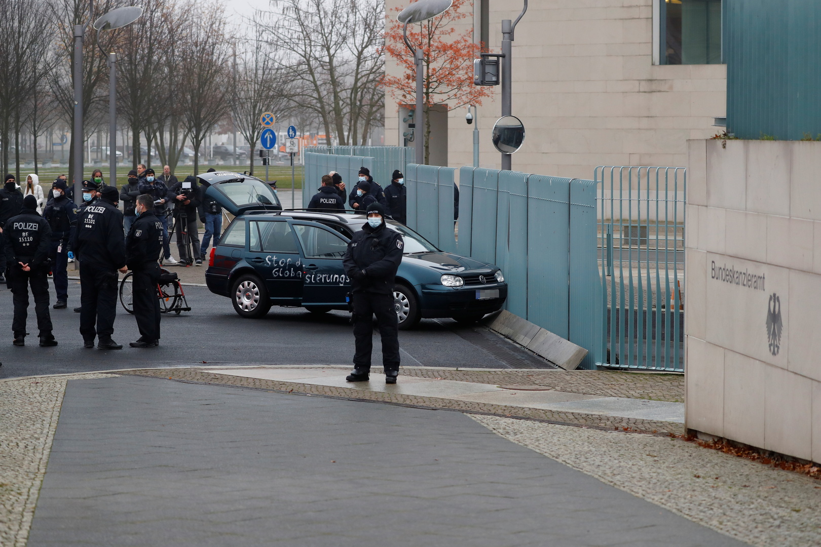 «Arrêtez la politique de mondialisation» : un véhicule fonce sur la Chancellerie fédérale à Berlin