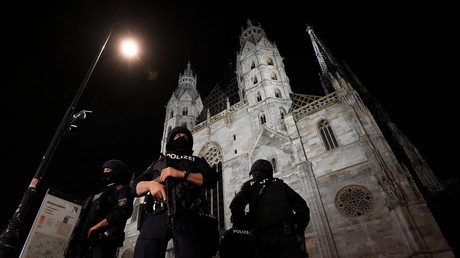 La police monte la garde devant la cathédrale Saint-Etienne, à la suite d'une messe religieuse pour les victimes d'une attaque par arme à feu à Vienne (Autriche), le 3 novembre 2020.