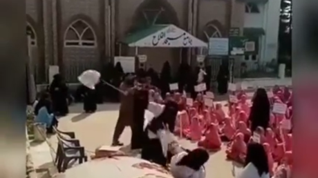 «La France insulte notre prophète» : une décapitation simulée devant de jeunes élèves au Pakistan