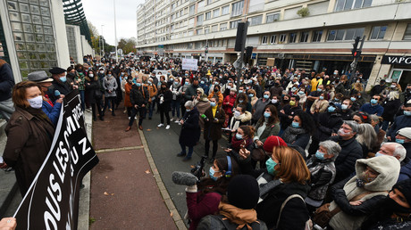 «Nous sommes tous essentiels» : plus de 500 commerçants manifestent à Bayonne