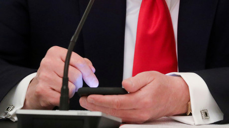 Le président américain Donald Trump navigue sur son téléphone portable à l'heure approximative où un tweet a été diffusé depuis son compte Twitter, lors d'une table ronde sur la réouverture des petites entreprises à la Maison-Blanche, à Washington, le 18 juin 2020 (image d'illustration)