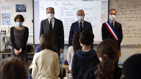 Au centre : le Premier ministre Jean Castex et le ministre de l'Education nationale Jean-Michel Blanquer dans une salle de classe à Conflans-Sainte-Honorine, lors de l'hommage rendu à Samuel Paty, le 2 novembre 2020.