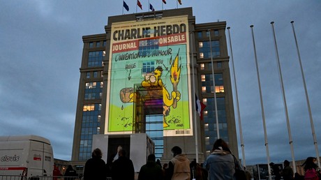 Une de Charlie Hebdo projetée sur la façade de l'Hôtel de Région à Montpellier, le 21 octobre 2020, en hommage au professeur de collège Samuel Paty tué dans un attentat islamiste après avoir montré des caricatures du prophète de l'islam en classe (image d'illustration).