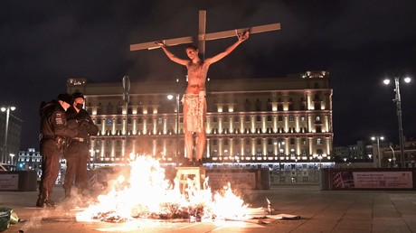 Moscou : un activiste simule une crucifixion devant le siège du FSB