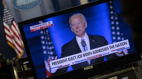 Le candidat Joe Biden lors de son discours donné dans la soirée du 7 novembre 2020, diffusé sur un moniteur de la salle de presse de la Maison Blanche.