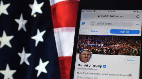 Le compte Twitter de Donald Trump tel qu'il était visible sur téléphone portable le 20 août 2020, avec un arrière-plan le drapeau des Etats-Unis (image d'illustration)