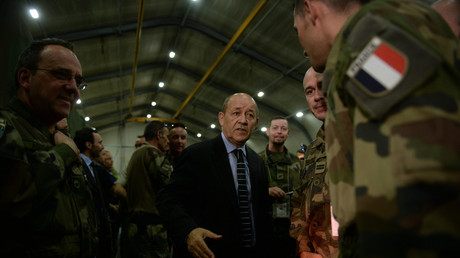 Jean-Yves Le Drian, alors ministre de la Défense, rencontre des soldats français à Kaboul, en Afghanistan, le 24 juin 2013 (image d'illustration)