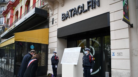 Le Premier ministre français Jean Castex et le maire de Paris Anne Hidalgo rendent hommage aux victimes de l'attentat du Bataclan, le 13 novembre 2020.