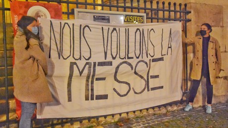 Covid-19 : quelque 200 manifestants demandent le retour des messes publiques