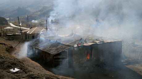 Une maison en feu dans le village de Charektar, le 14 novembre 2020.