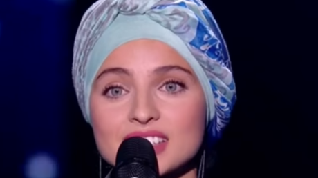 Deux ans après son passage polémique sur The Voice, Mennel s'affiche désormais cheveux découverts