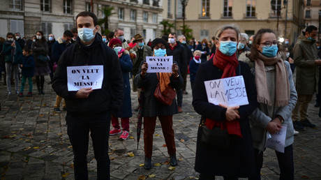 «La messe est essentielle» : des milliers de catholiques réunis devant les églises de France
