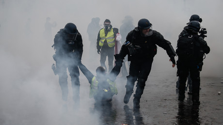 Dans cette photo prise le 1er décembre 2018, des gendarmes interpellent un manifestant portant un gilet jaune à Paris (image d'illustration).