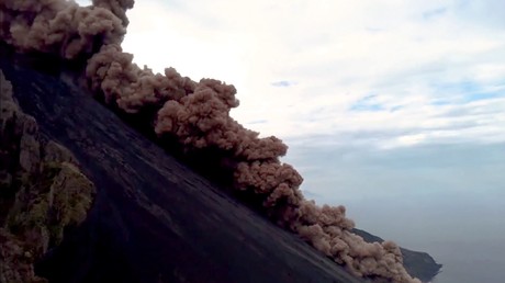 Italie : violente éruption du Stromboli, qui dégage un énorme nuage de cendres