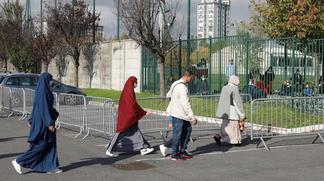 Des fidèles vont à la mosquée de Drancy (Seine-Saint-Denis) pour la prière le 23 octobre 2020 (image d'illustration).