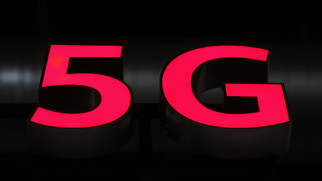 Un logo 5G lumineux est exposé lors du 10e forum mondial sur le haut débit mobile organisé par le géant chinois de la technologie Huawei à Zurich le 15 octobre 2019 (image d'illustration).
