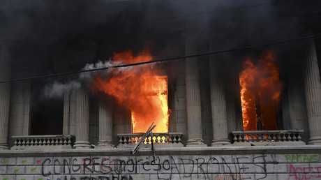 Guatemala : le Parlement en flammes durant des manifestations contre le pouvoir