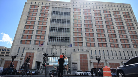 Des médias s'installent devant le Metropolitan Detention Center (MDC) à Brooklyn, le centre de détention administratif fédéral des Etats-Unis où Ghislaine Maxwell est emprisonnée, le 14 juillet 2020 à New York (image d'illustration).