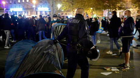 Un policier évacue une tente de migrant place de la République à Paris, le 23 novembre 2020 (image d'illustration).