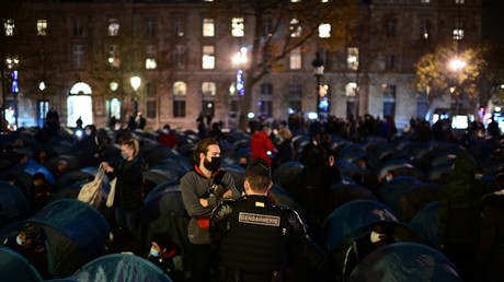 Croche-pied d’un policier sur un migrant : une enquête ouverte pour «violences»