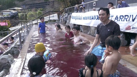 Japon : une station thermale propose à ses visiteurs de se détendre dans une piscine de… Beaujolais