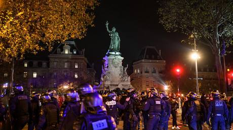 Opération policière d'évacuation du camp de migrants place de la République à Paris, le 24 novembre.