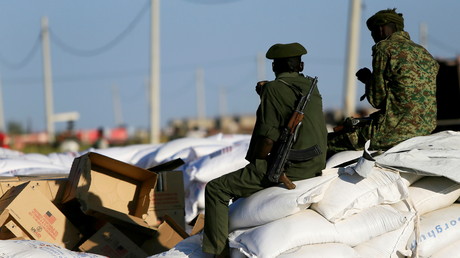 Des soldats surveillent un camp de réfugiés éthiopiens, le 25 novembre 2020.