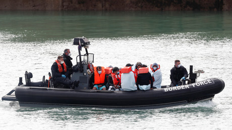 Des policiers aux frontières interceptent à Dover (Grande-Bretagne) des migrants qui tentent de traverser la Manche, le 7 septembre 2020 (image d'illustration).
