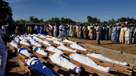 Des dizaines de victimes d'une tuerie perpétrée par des combattants terroristes ont été enterrées le 29 novembre à Zabarmari (Nigeria).