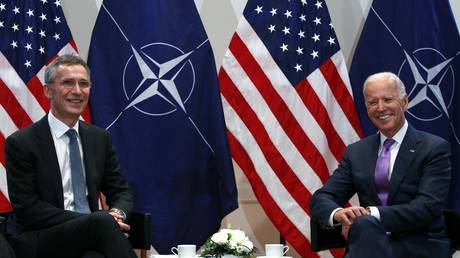 Le Secrétaire général de l'OTAN Jens Stoltenberg et l'ancien vice-président américain Joe Biden, lors d'une rencontre à Munich, en février 2015.