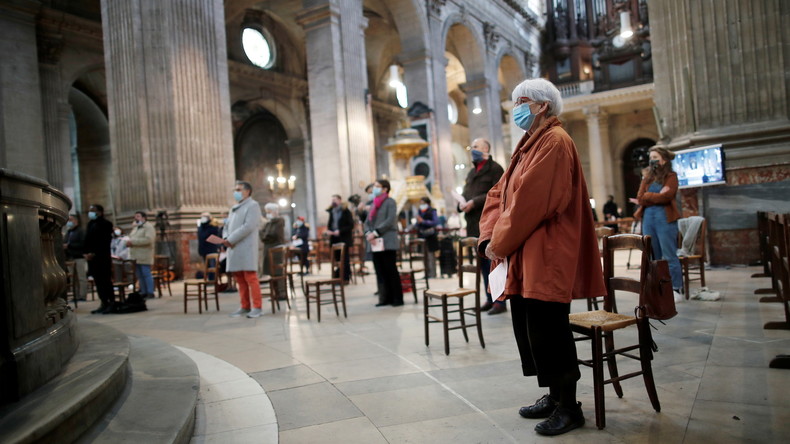 «Deux sièges entre chaque personne» : nouvelle limitation dans les lieux de culte