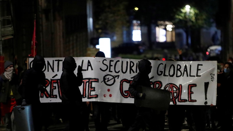 Loi Sécurité globale : la police utilise des canons à eau pour disperser des manifestants à Nantes