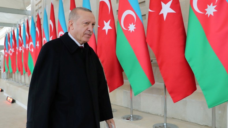 «Il n’a pas encore appris ce qu’est la politique» : Erdogan s'en prend une nouvelle fois à Macron