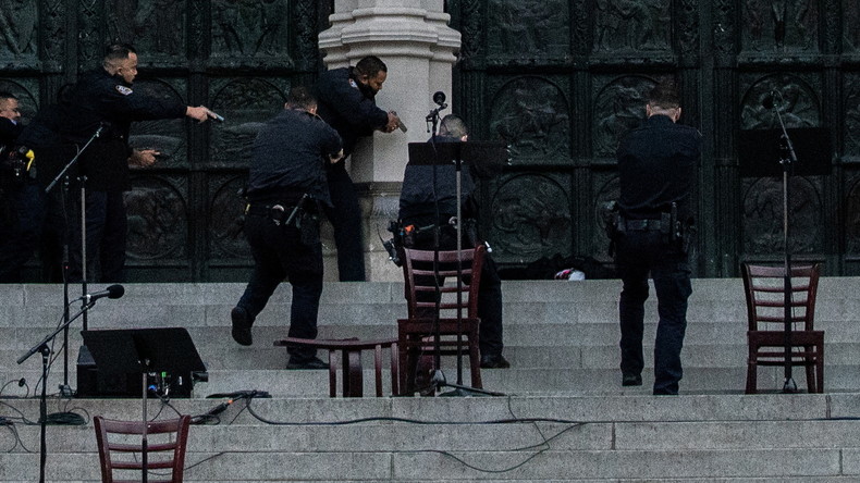 Un homme abattu par la police après avoir ouvert le feu devant une cathédrale de New York