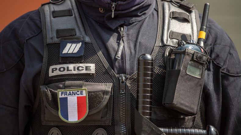 A Rennes, des policiers demandent aux automobilistes de signer une carte postale pour Macron